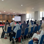 Mahasiswa/i PGMI Angkatan 2022 antusias mengikuti materi manajemen referensi di Aula PPG.