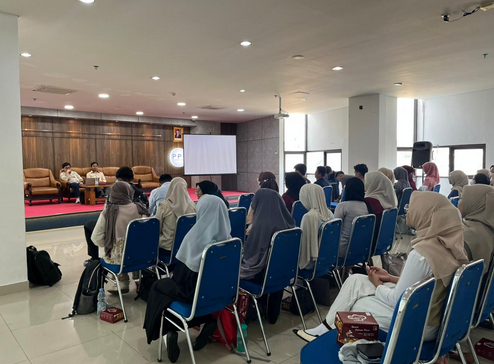 Mahasiswa/i PGMI Angkatan 2022 antusias mengikuti materi manajemen referensi di Aula PPG.